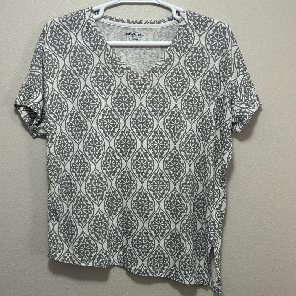 Croft & Barrow Women's T-Shirt XL Gray Medallion Print Linen Blend V-Neck Top